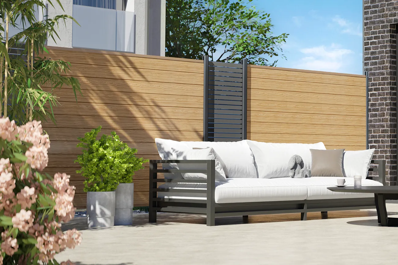 Schuttingen in larikshout tint van aluminium.